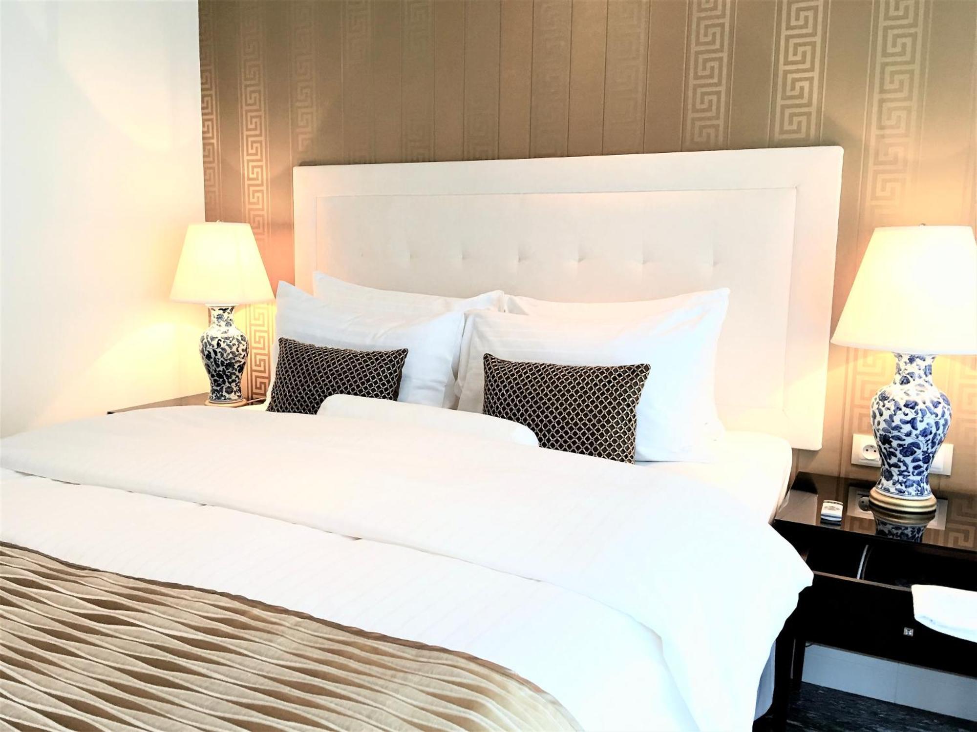 Luxury Apartments Mondrian Market Square III Warsaw Room photo