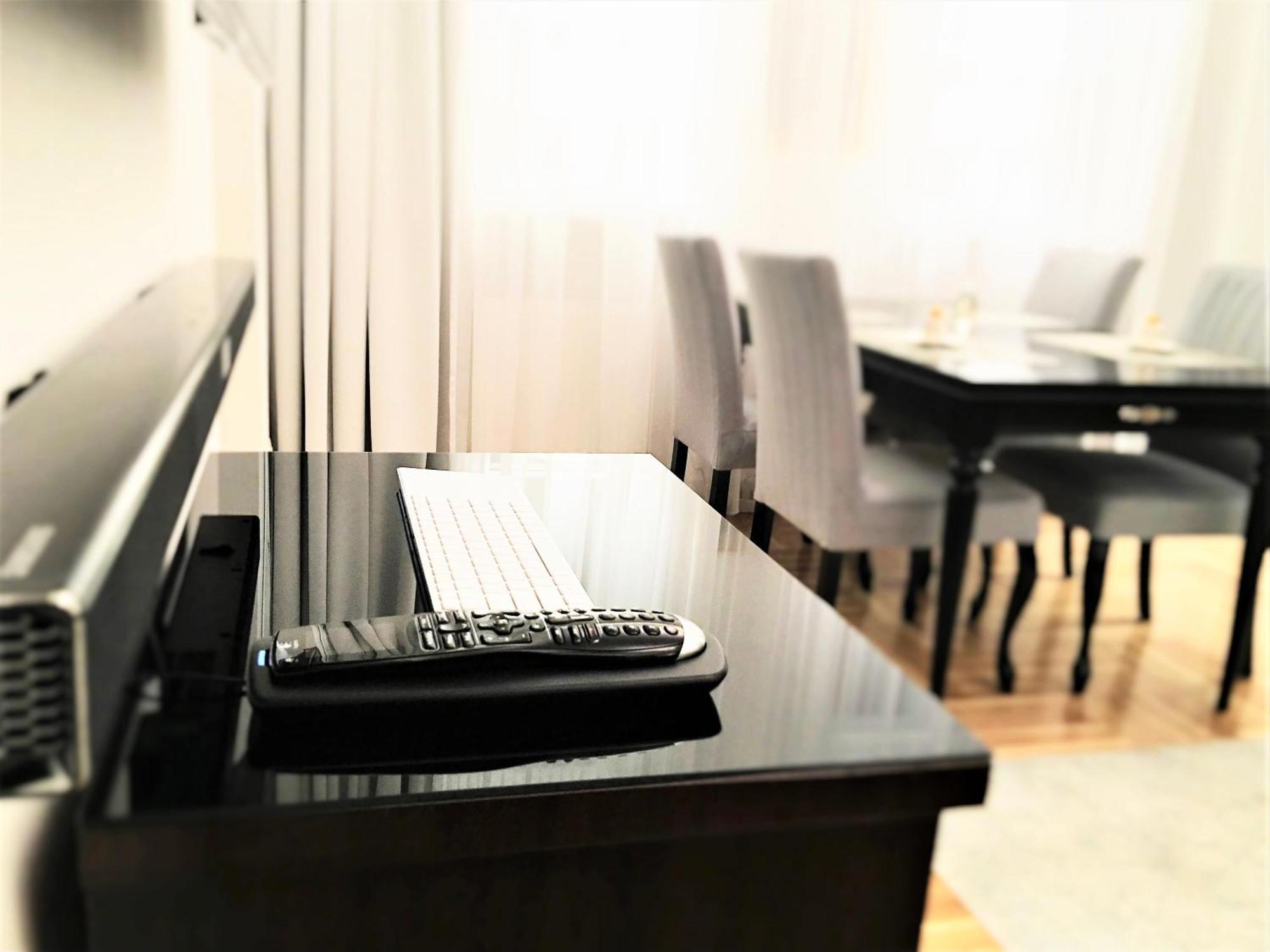 Luxury Apartments Mondrian Market Square III Warsaw Room photo