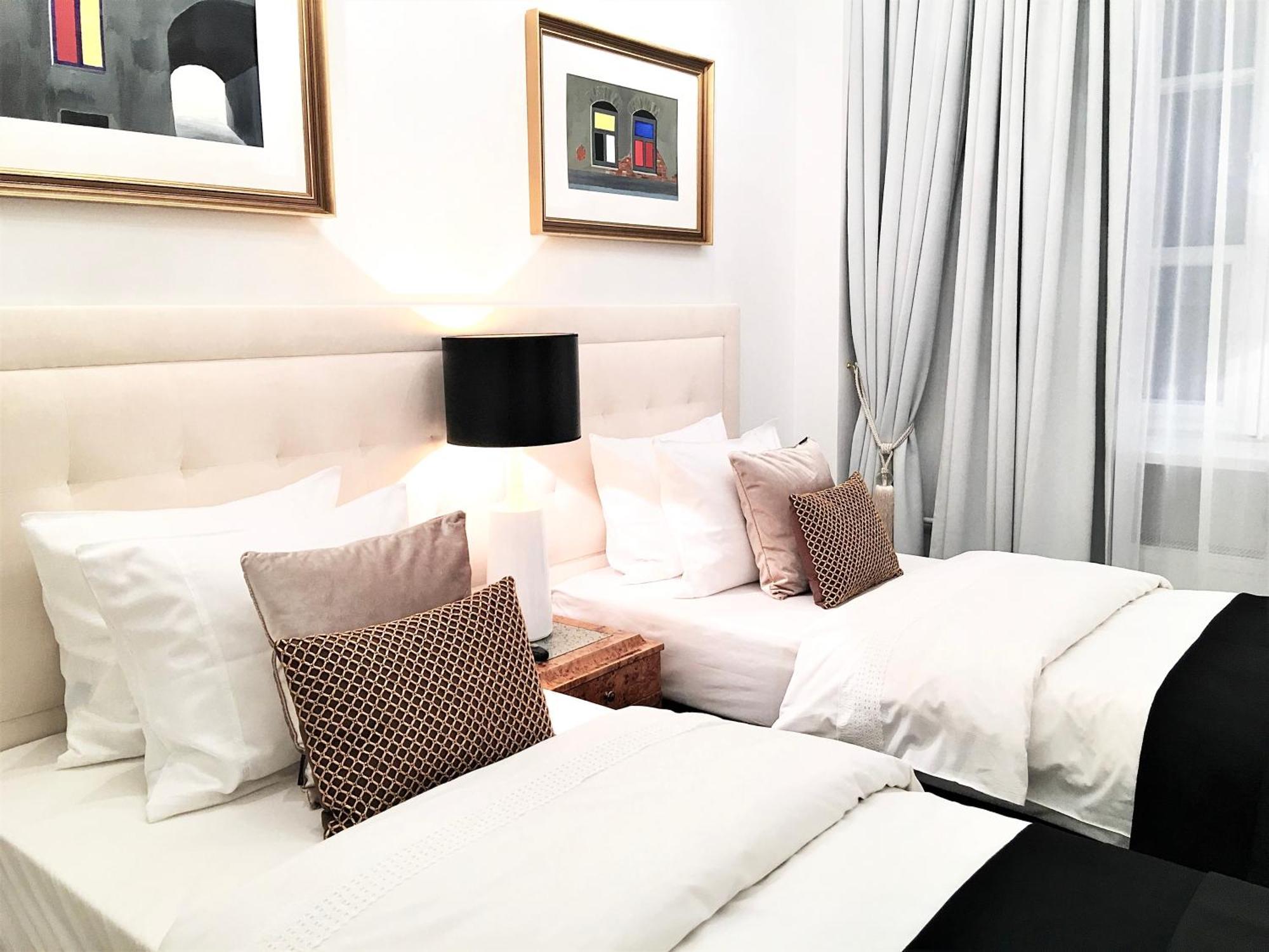 Luxury Apartments Mondrian Market Square III Warsaw Room photo