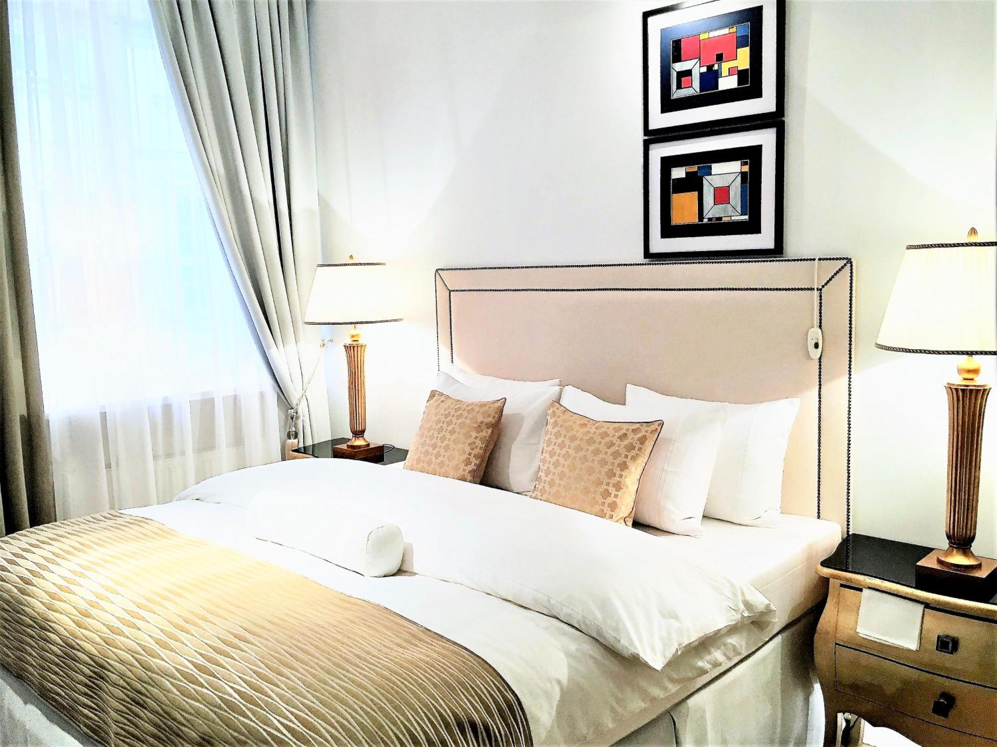 Luxury Apartments Mondrian Market Square III Warsaw Room photo